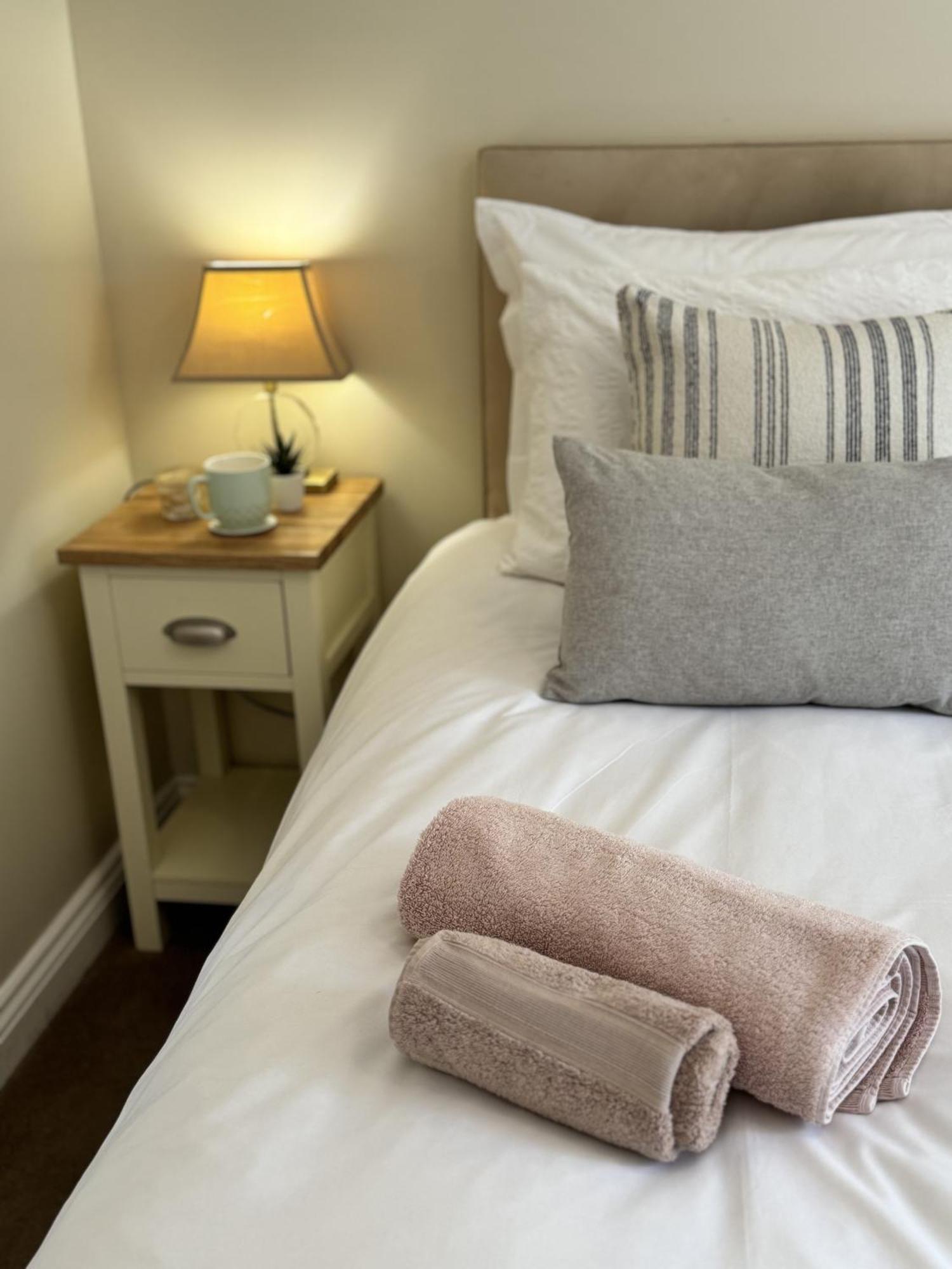 'Bramley Fall Cottage' ' On Site Ev Point - Attached Cottage,3 Separate Bedrooms -1 On Ground Level, Sleeps 6, 2 Bathrooms, Sandy Wittering Beach 8Min Drive, Rural Location, Child Friendly, Small Breed Dog Friendly, Private Parking Чичестър Екстериор снимка